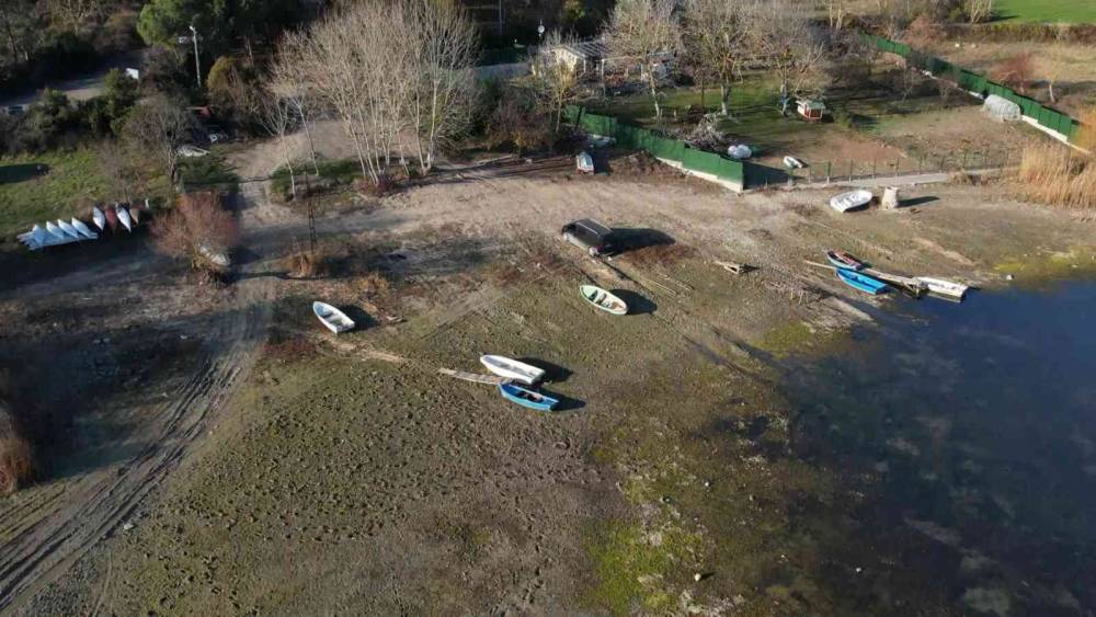 Terkos Gölü’nde sular çekildi, teknelerin yüzdüğü yerde insanlar yürüyüş yaptı