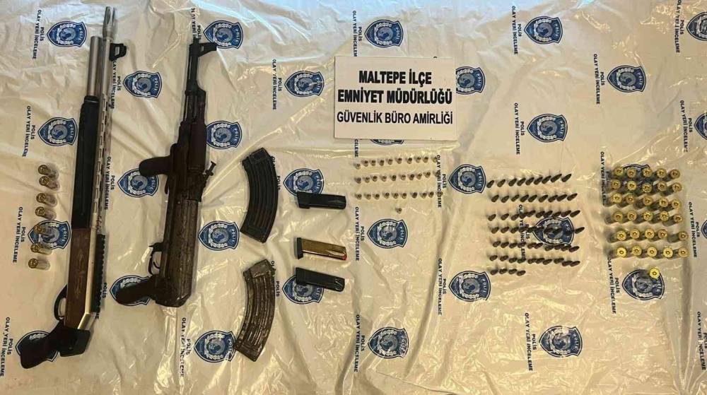Maltepe’de ruhsatsız işletilen kafeden kaçak silah çıktı