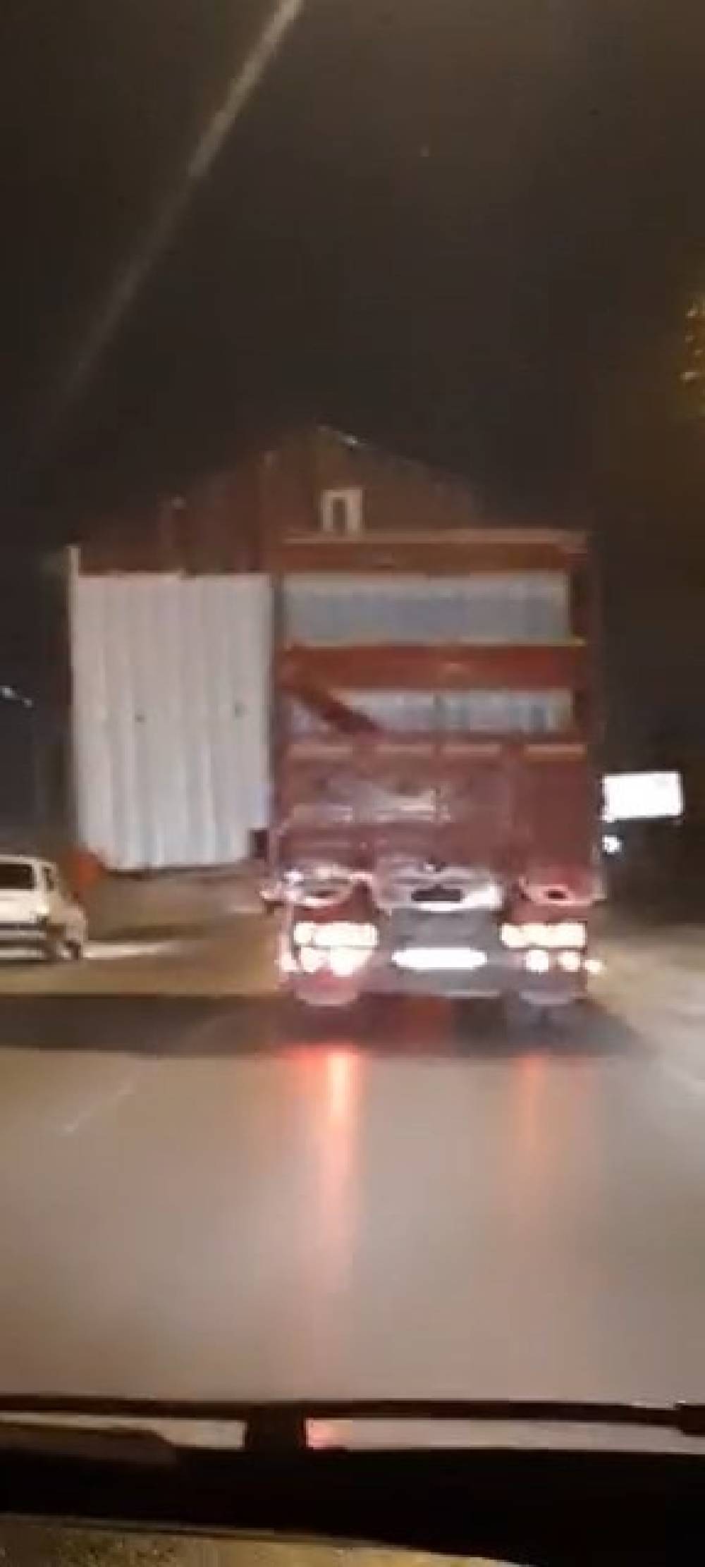 Konteyner evle tehlikeli yolculuk kamerada