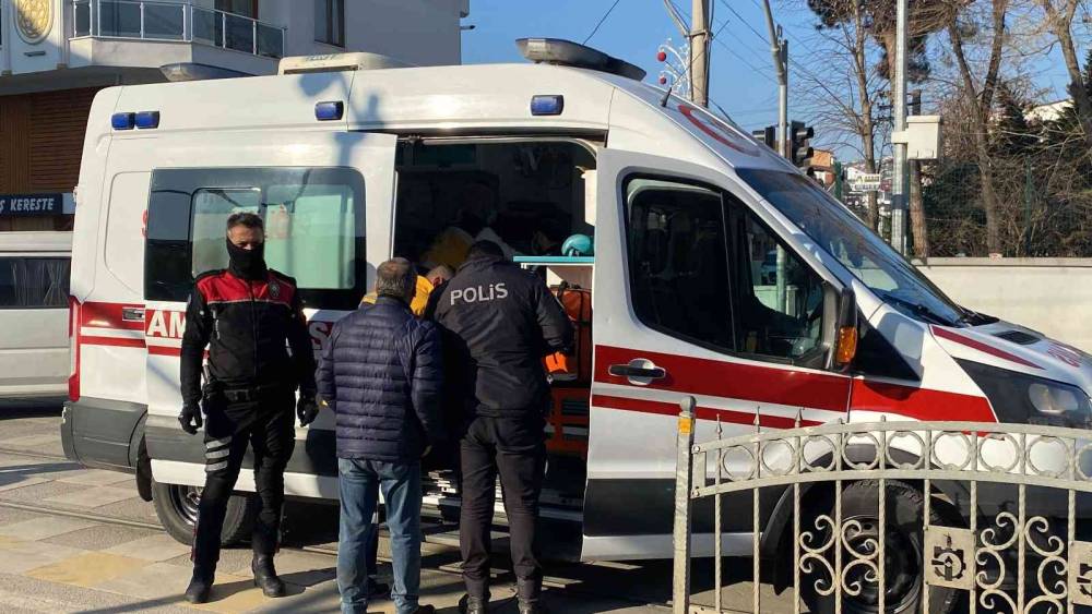 Tramvay yolunda otomobil ile motosiklet çarpıştı: 1 yaralı