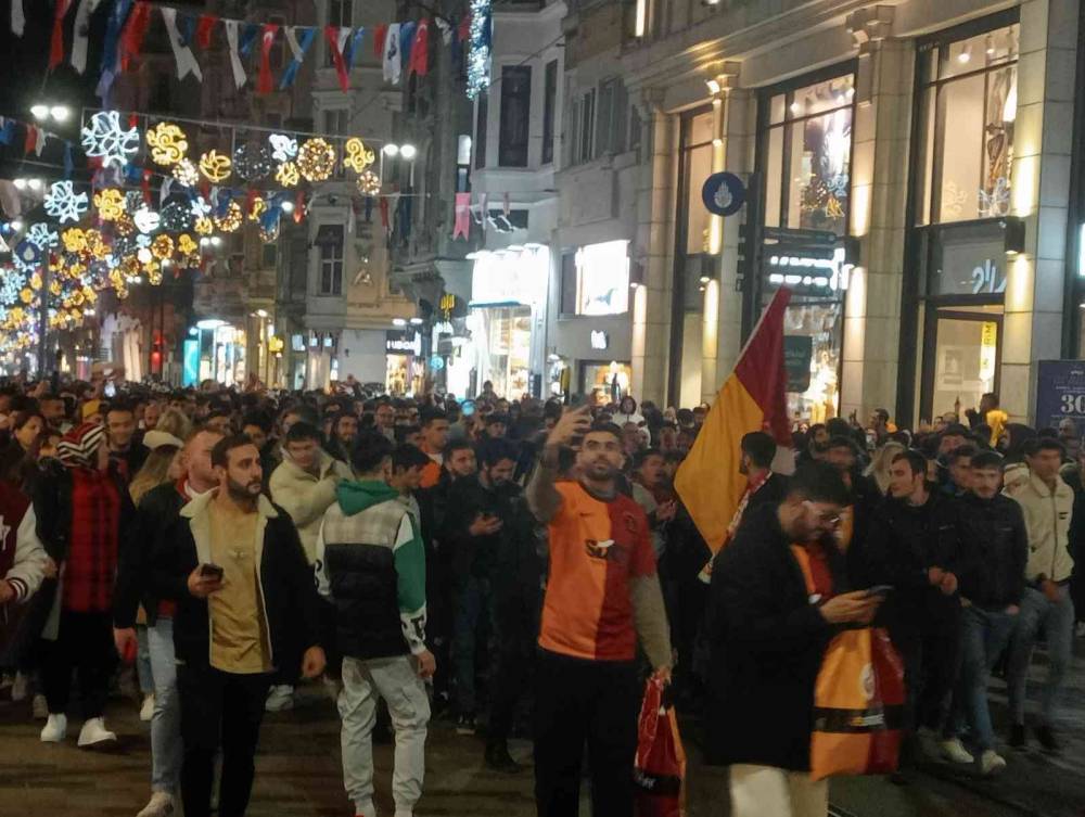 Derbiyi kazanan Galatasaray taraftarları Taksim Meydanı’nda kutlama yaptı