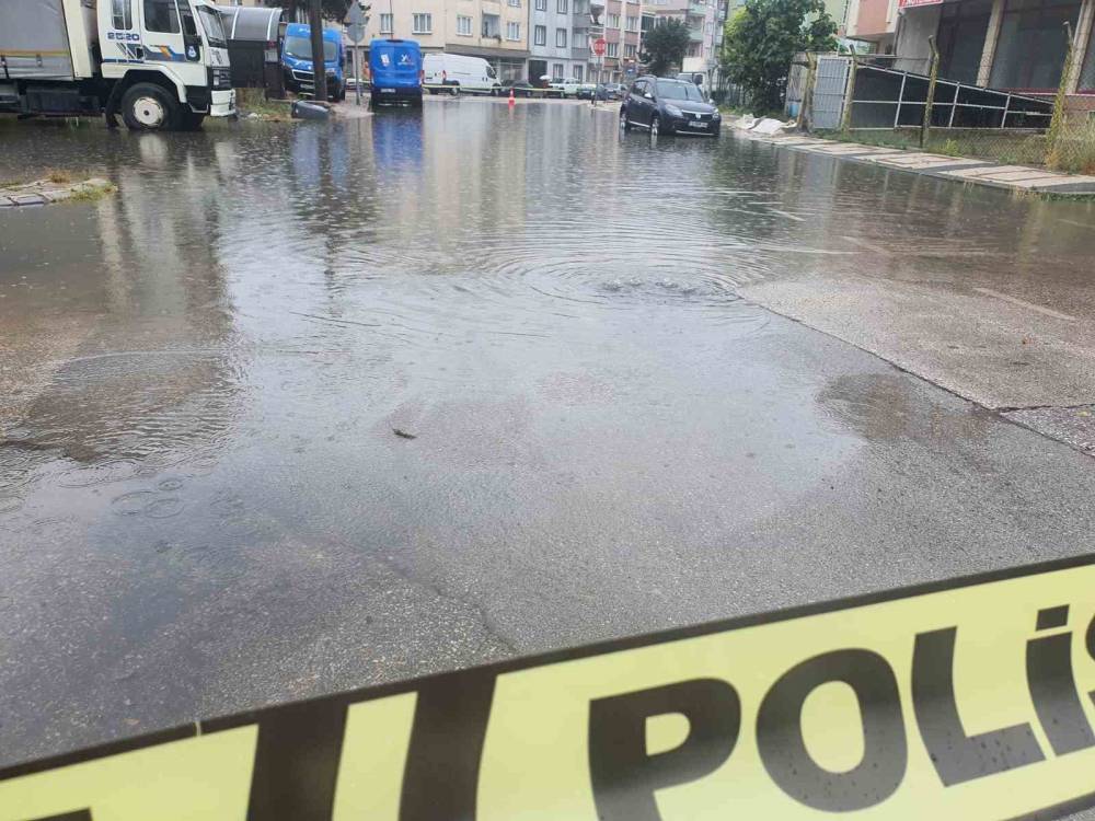 İnegöl’de sağanak yağış hayatı felç etti