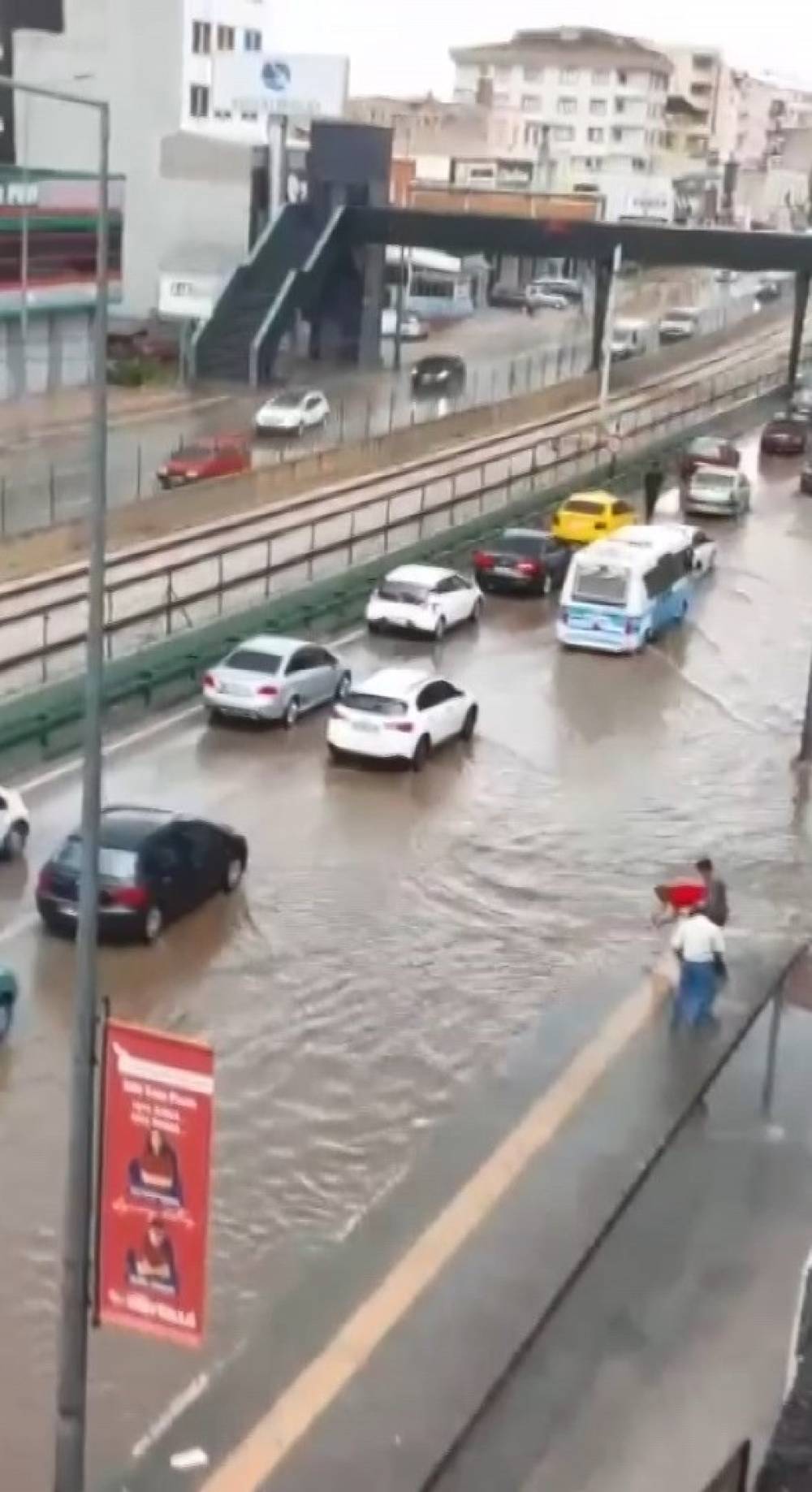 Bursa’da rögarlar taştı, yollar göle döndü