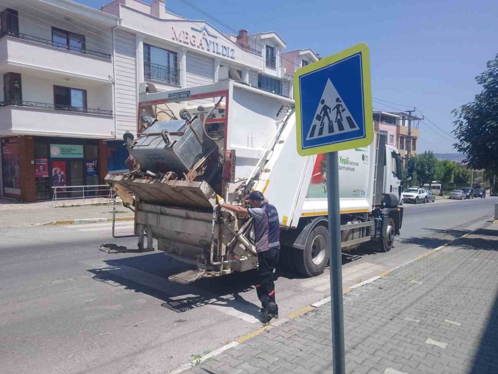 Karesi’de çöp konteynırları dezenfekte ediliyor