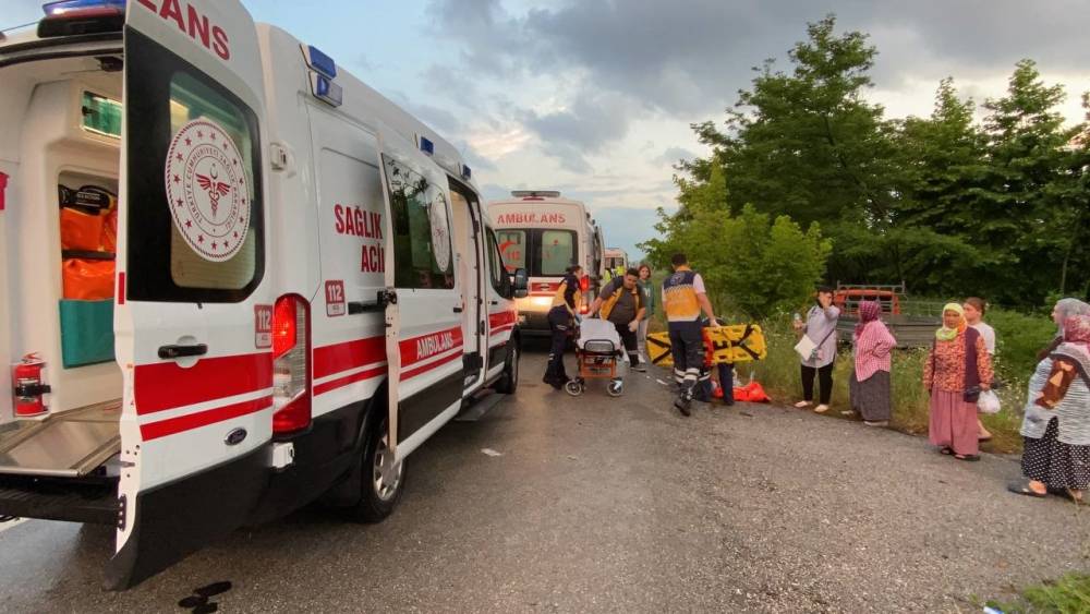 Sakarya’da bariyerlere çarpan otomobil ters döndü: 4’ü çocuk 7 yaralı