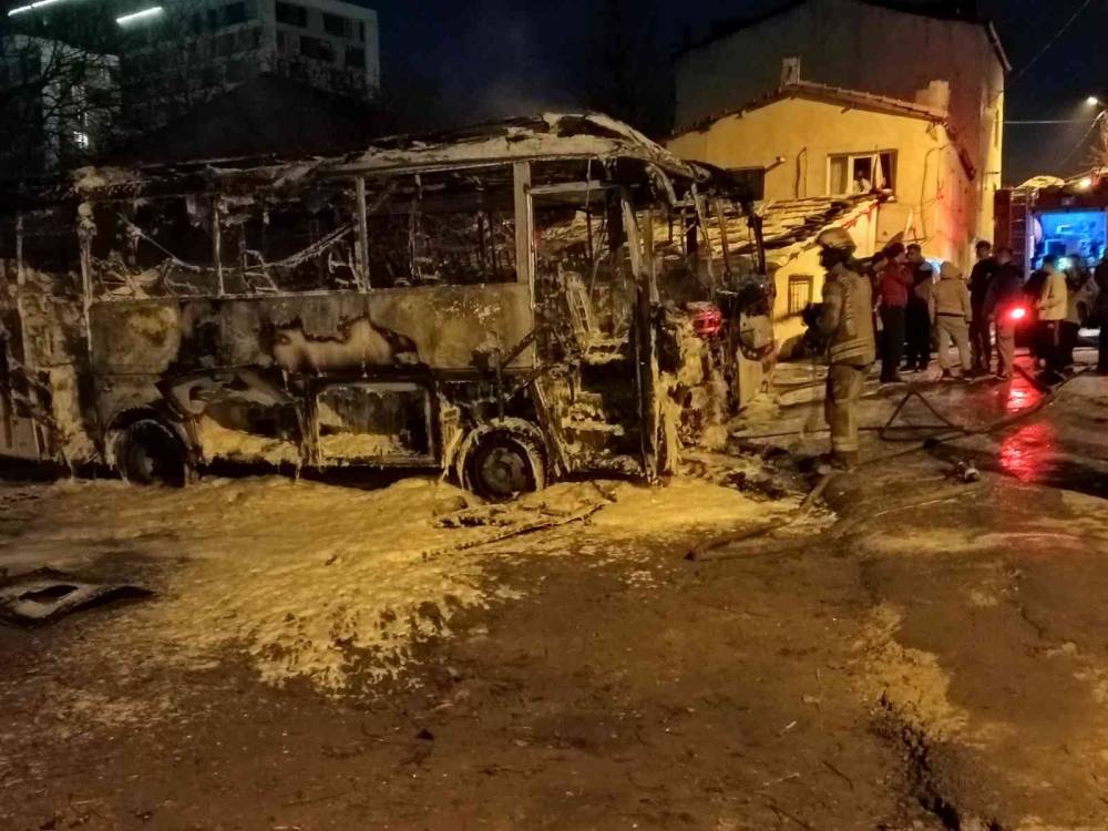 Küçükçekmece’de park halindeki 2 minibüste yangın çıktı