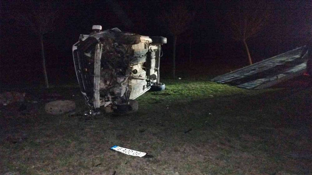 Takla atan araçtaki güvercin araç başından ayrılmadı