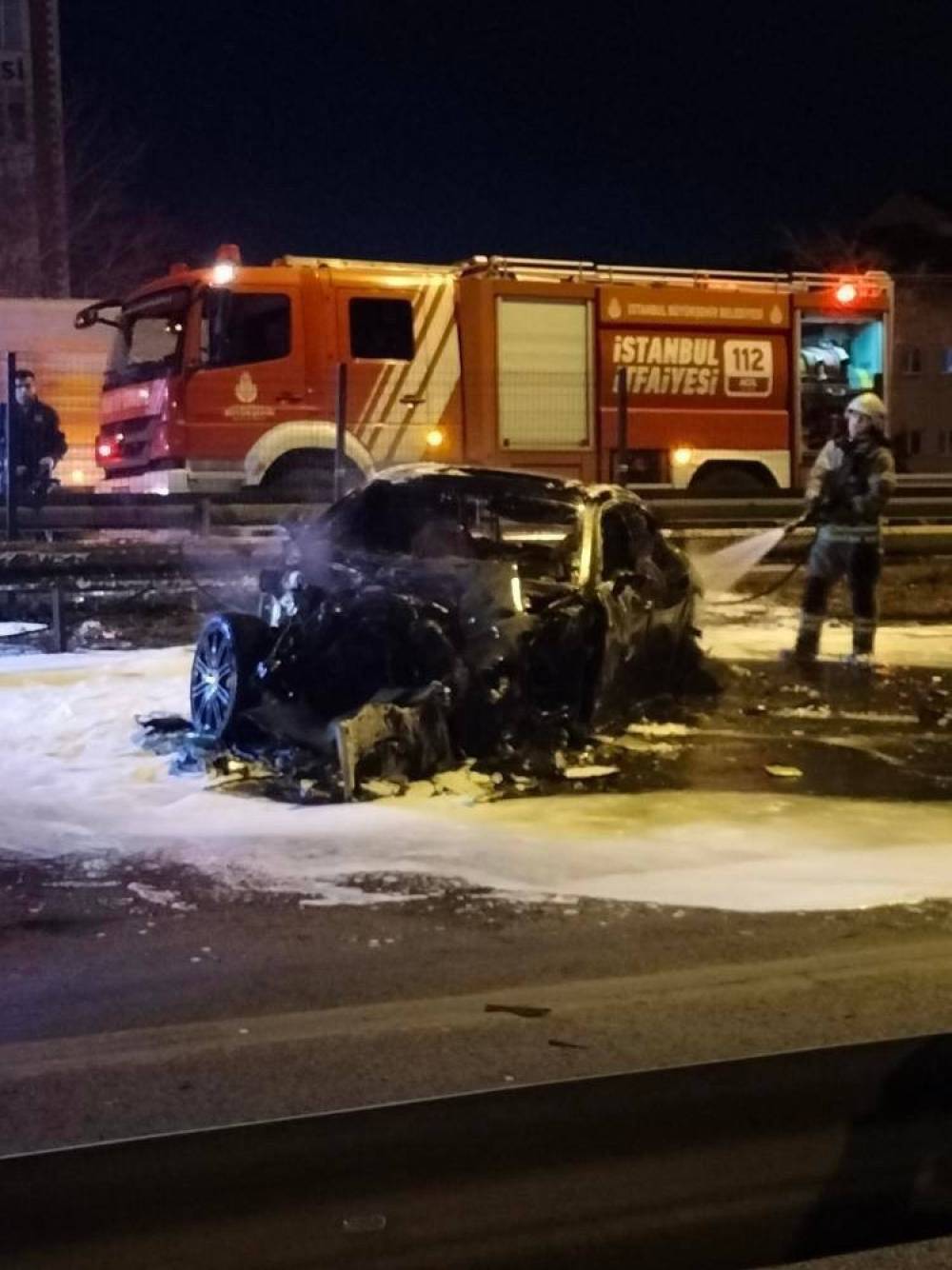 Pendik’te TIR’ın çarptığı araç yanarak küle döndü