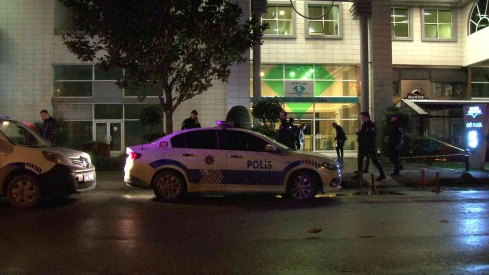 Bahçelievler’de bir adam iş merkezi önünde intihara teşebbüs etti