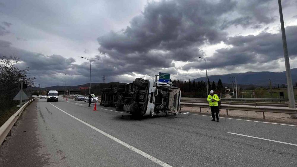 Bursa’da devrilen tırın sürücüsü yaralandı