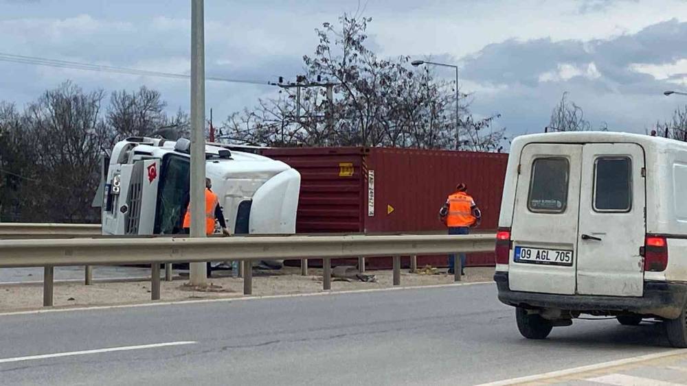 Bursa’da tır devrildi: 1 yaralı