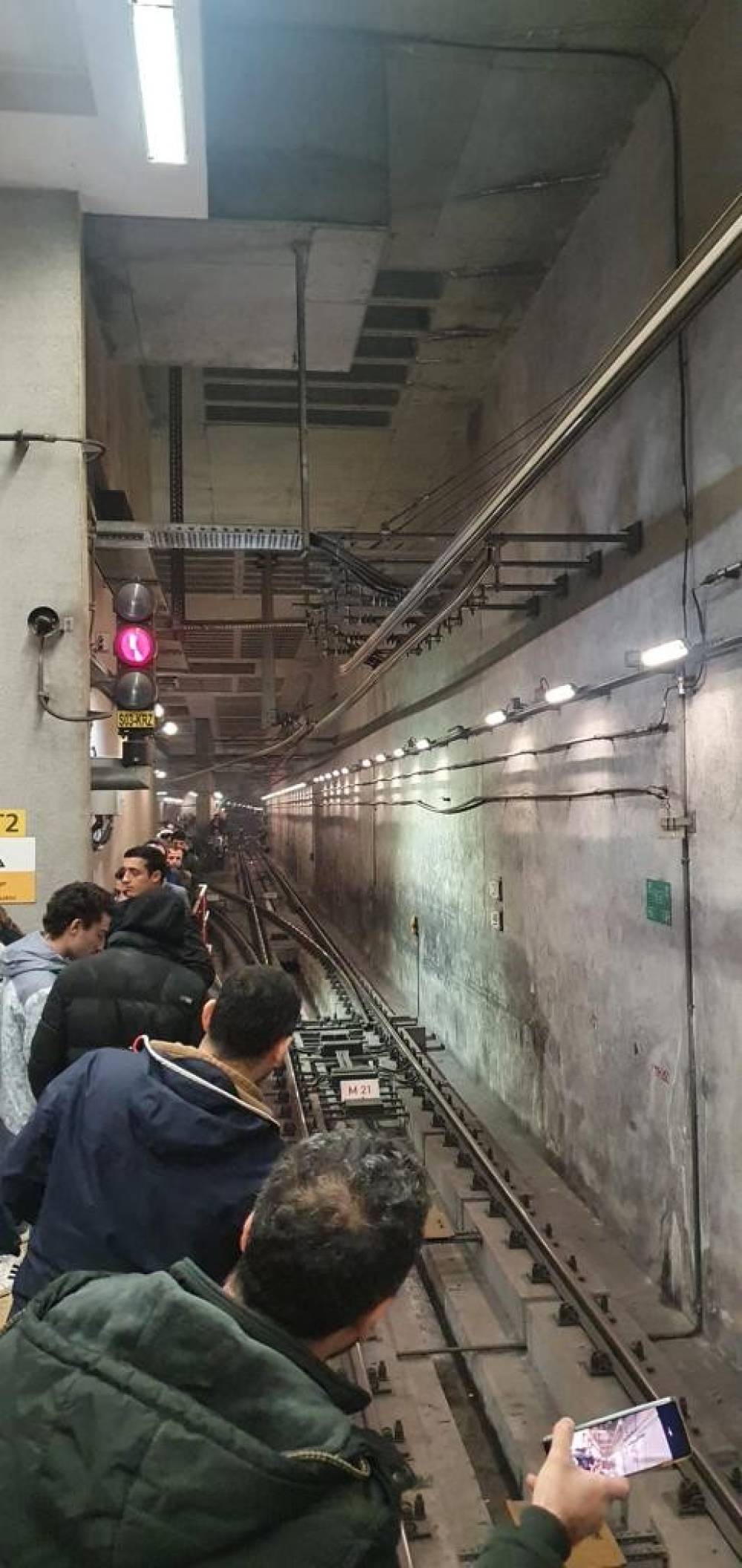 Metro arızalandı, vatandaşlar isyan etti