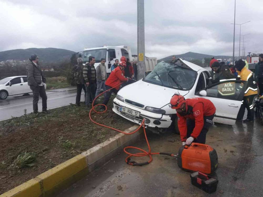 Burhaniye’de kaza geçiren öğretmenler yaralandı
