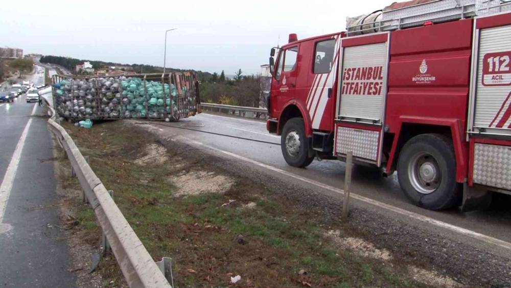 Büyükçekmece E-5’te devrilen tüp yüklü kamyonun sürücüsü hayatını kaybetti