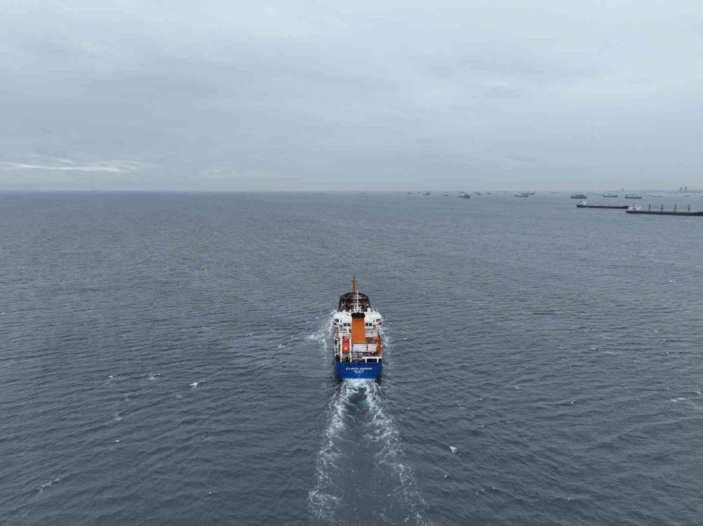 Ham petrol yüklü gemiler, kısmi olarak İstanbul Boğazı’ndaki geçişine devam ediyor