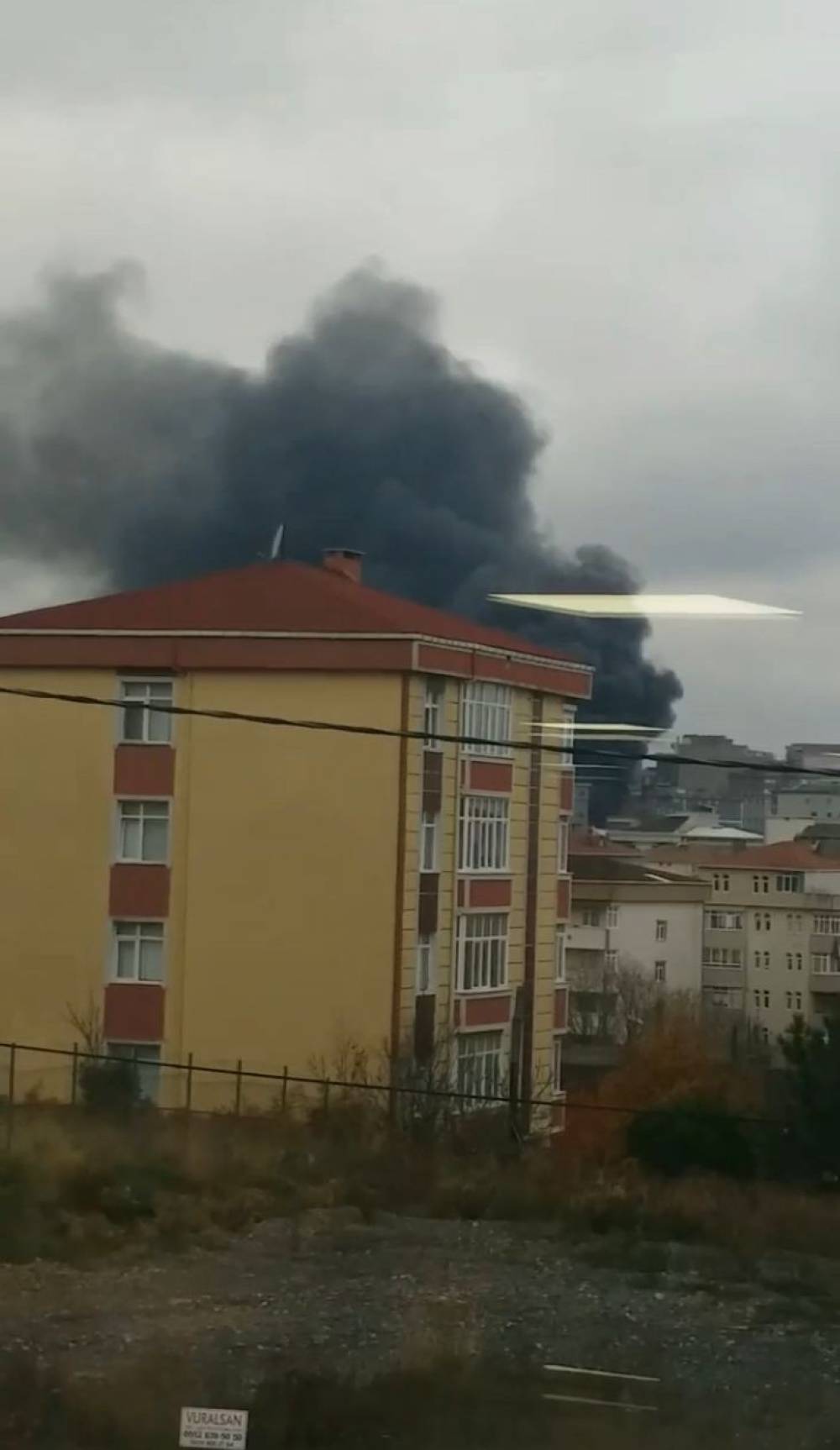 Ataşehir’de bir iş yerinde yangın çıktı. Olay yerine itfaiye ekipleri sevk edildi.