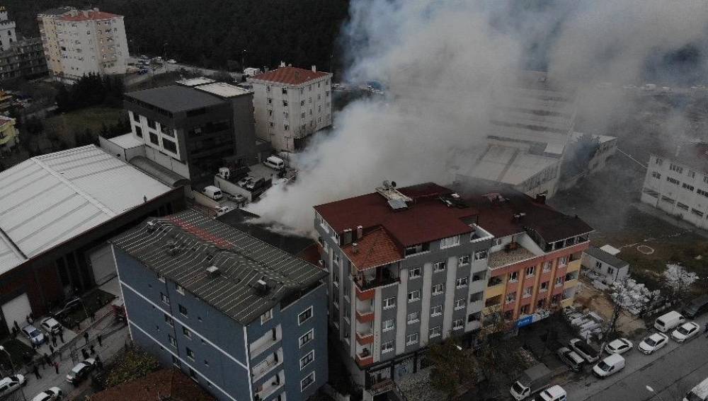 Ataşehir’de yanan marangozhane deposu havadan görüntülendi
