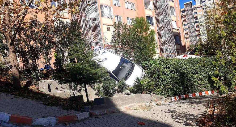 Edremit’te bahçeye uçan otomobilden yara almadan kurtuldu