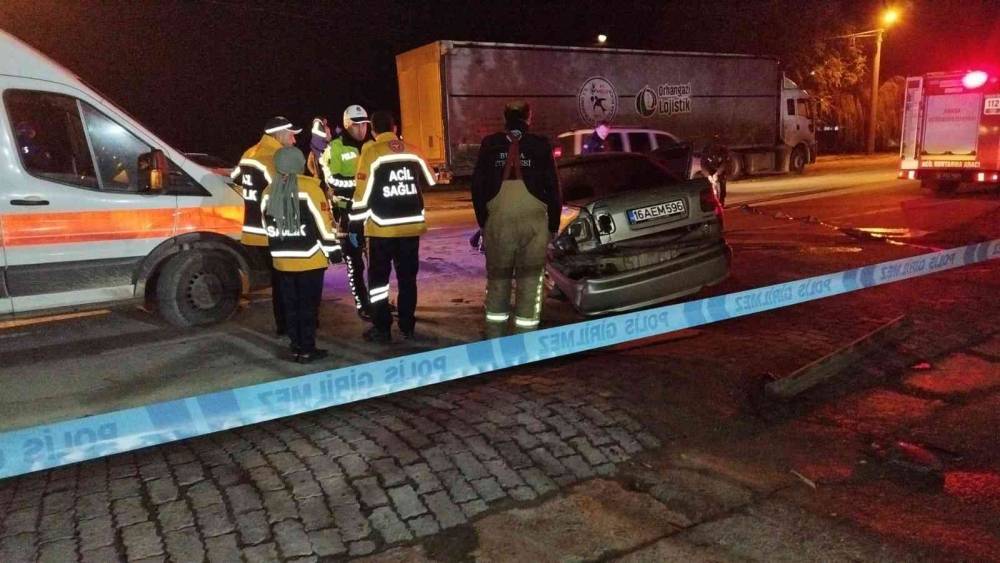 Duvara çarpıp takla atan otomobil 2 kişiye mezar oldu, kaza anı kamerada