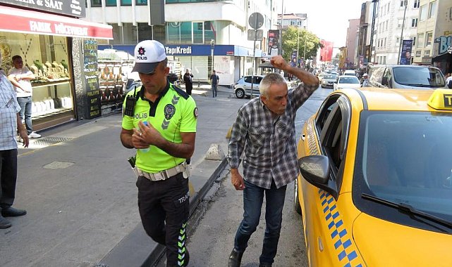 Kadıköy'de trafik cezası yazılan taksici öfkeden çılgına döndü
