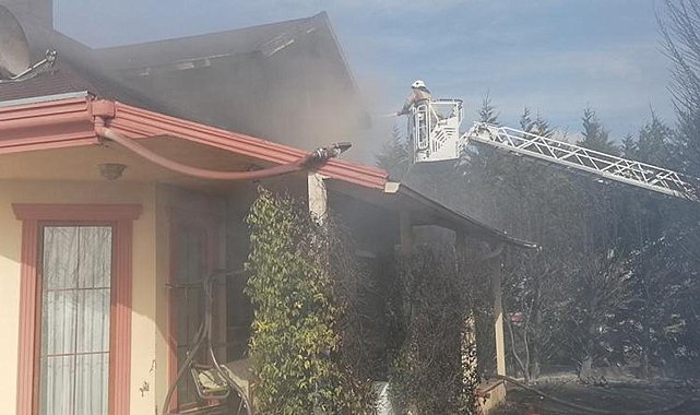 Silivri'de otluk alandaki yangın villaya sıçradı