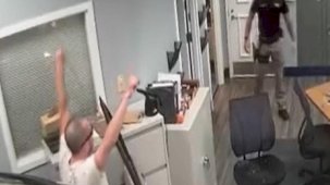 ABD'de aracıyla polis karakoluna dalan adam kamerada