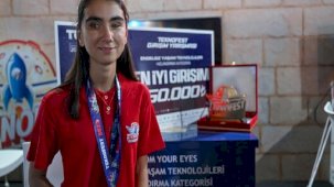 Görme engelli Zülal, engelliler için geliştirdiği proje ile TEKNOFEST'te birinci oldu