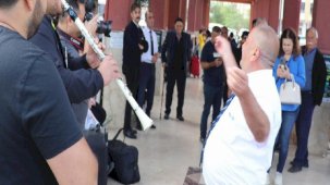 Tokat'ta üniversite öğrencilerini çiftetelli oynayarak karşıladı