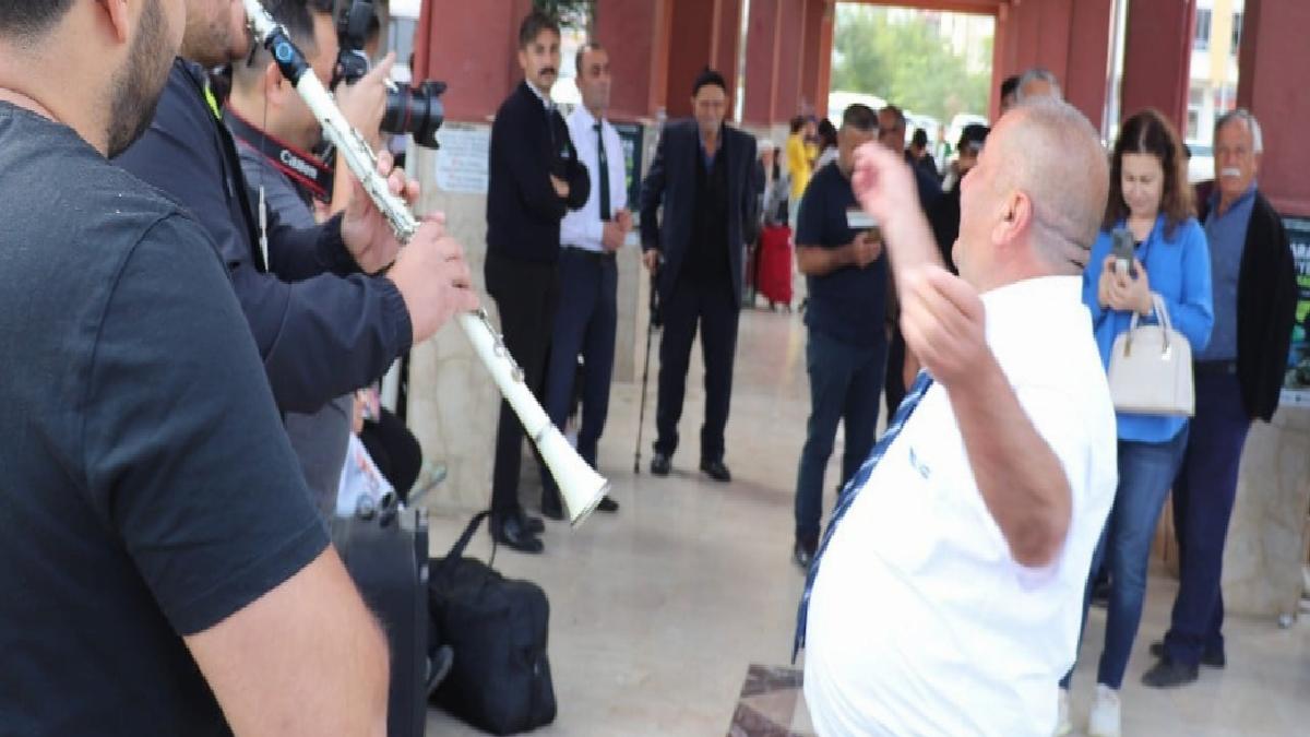 Tokat'ta üniversite öğrencilerini çiftetelli oynayarak karşıladı
