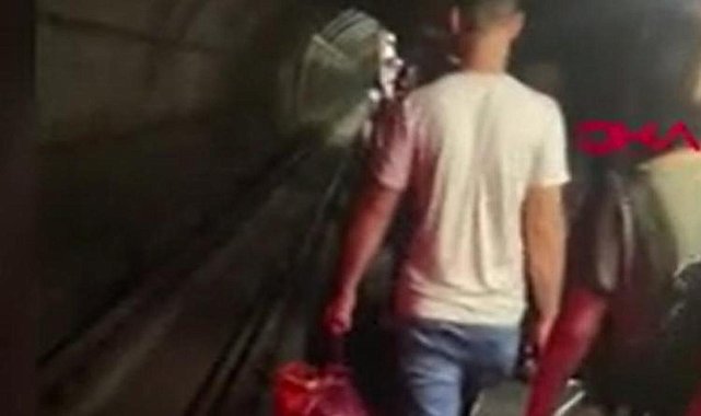 Yolcular metro hattında yürüdü