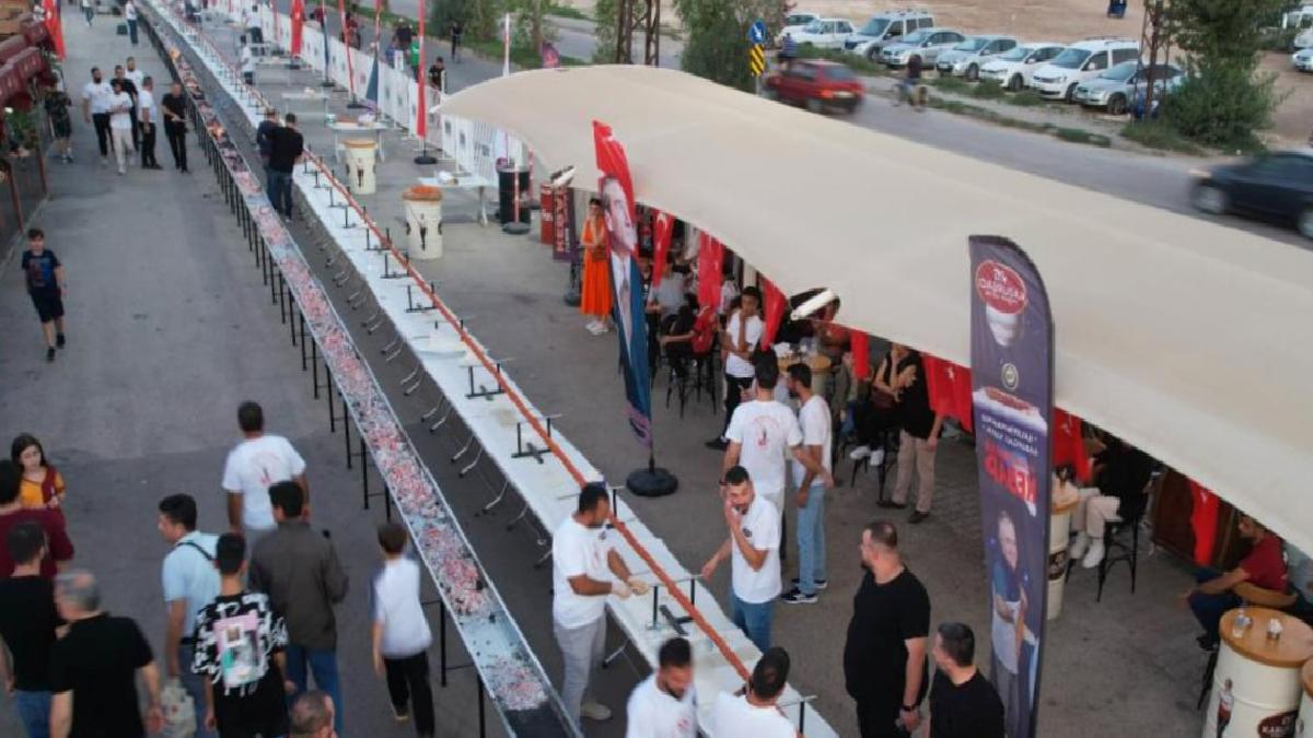 Adana'da 100. yıl kutlamaları! 100 metre boru kebap yapıldı: 120 kilogram kömür kullanıldı...