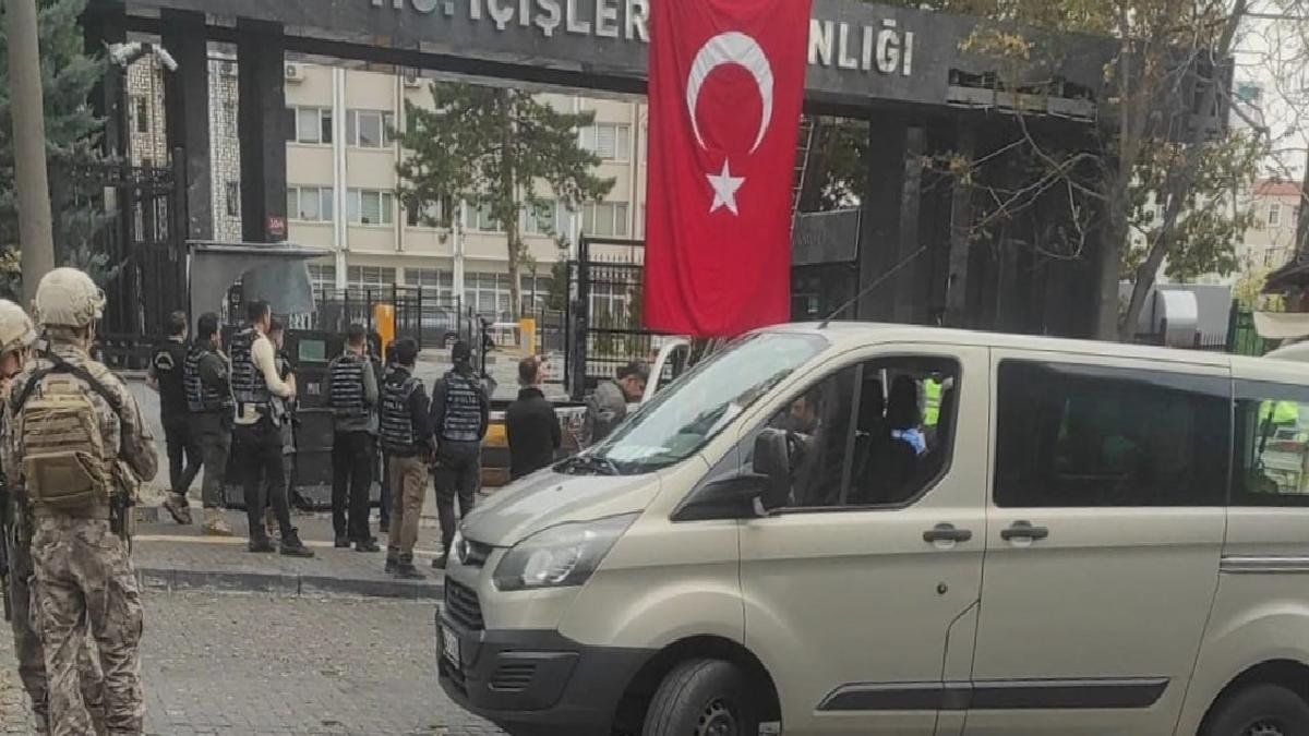 Ankara'da hain saldırının yapıldığı noktaya Türk bayrağı asıldı