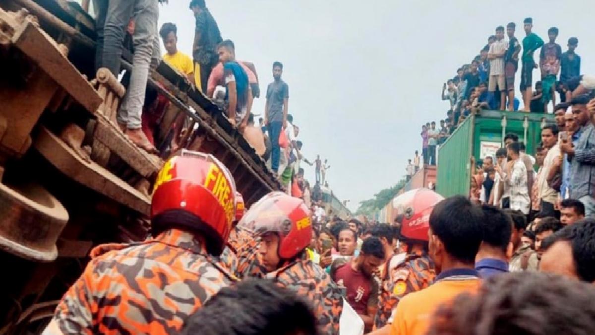 Bangladeş'te yük treni ile yolcu treni çarpıştı: 17 ölü