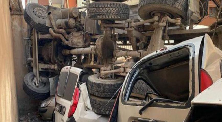 Beton mikseri dehşet saçtı! 4 araç kağıt gibi ezildi