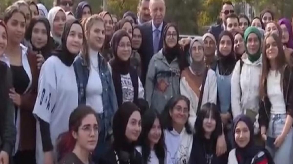 Cumhurbaşkanı Erdoğan gençlerle sohbet edip kitap hediye etti