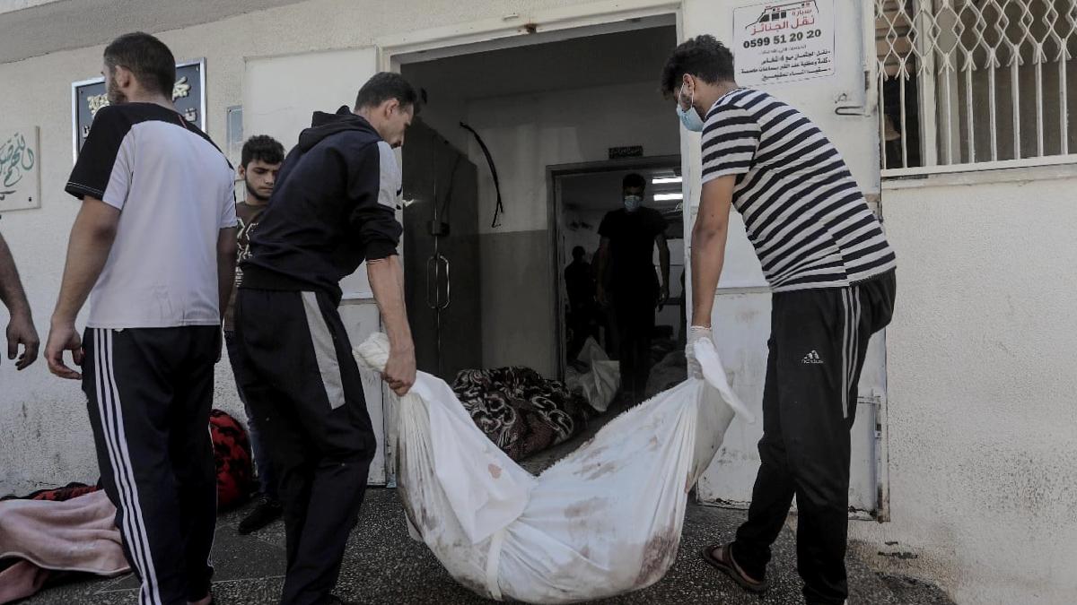 Gazze'deki hastanenin önü cesetlerle doldu