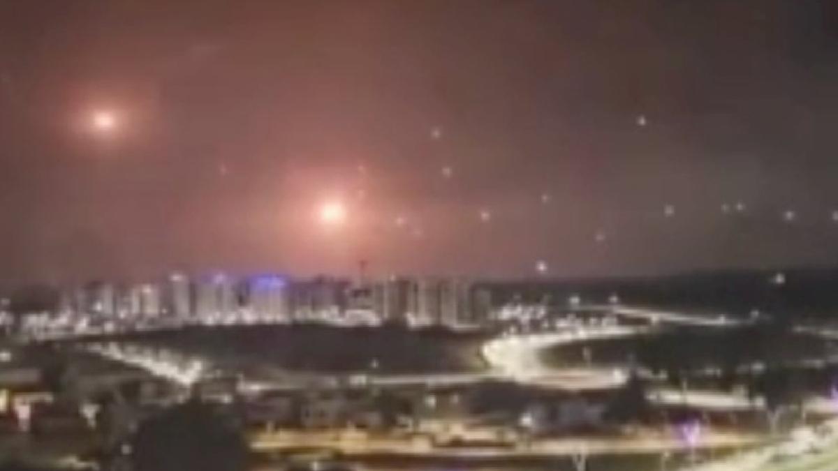 Hamas'ın fırlattığı roketler Demir Kubbe sistemini aşarak İsrail'in başkenti Tel Aviv'e düştü