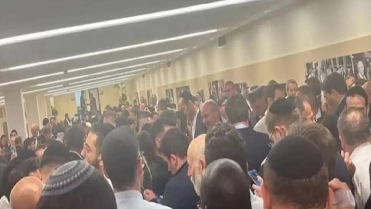 İsrail meclisinde füze paniği: Sığınaklara koştular