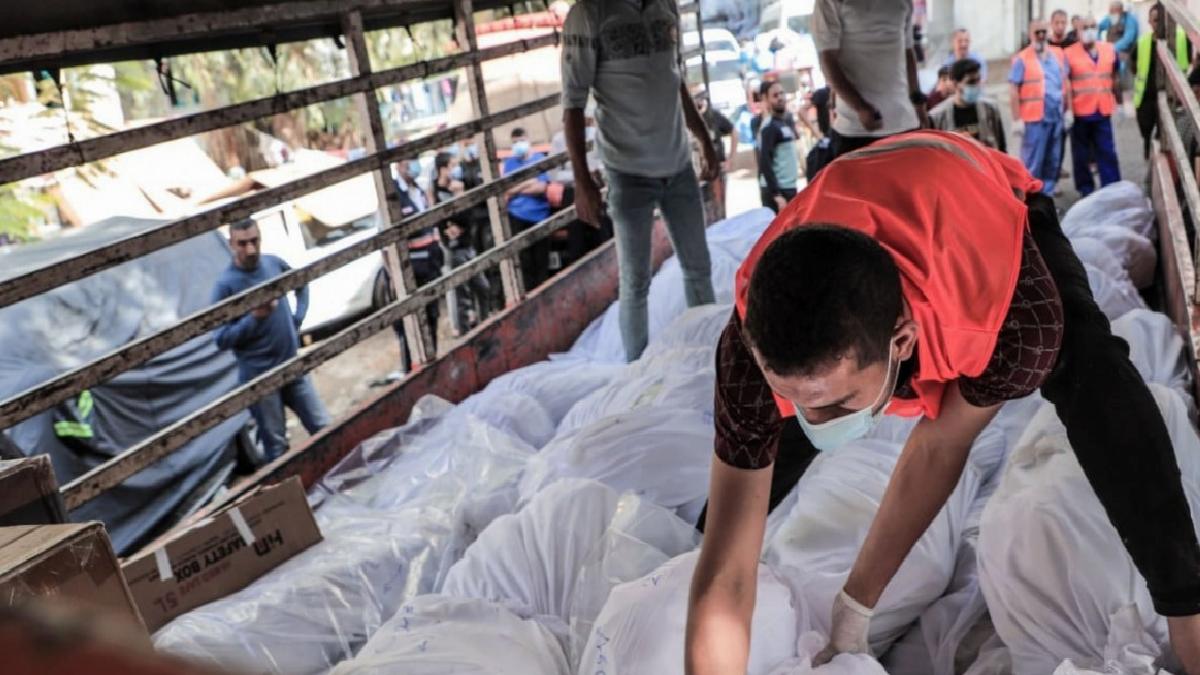 İsrail'in Gazze katliamı! Cenazeler toplu mezarlara gömülüyor