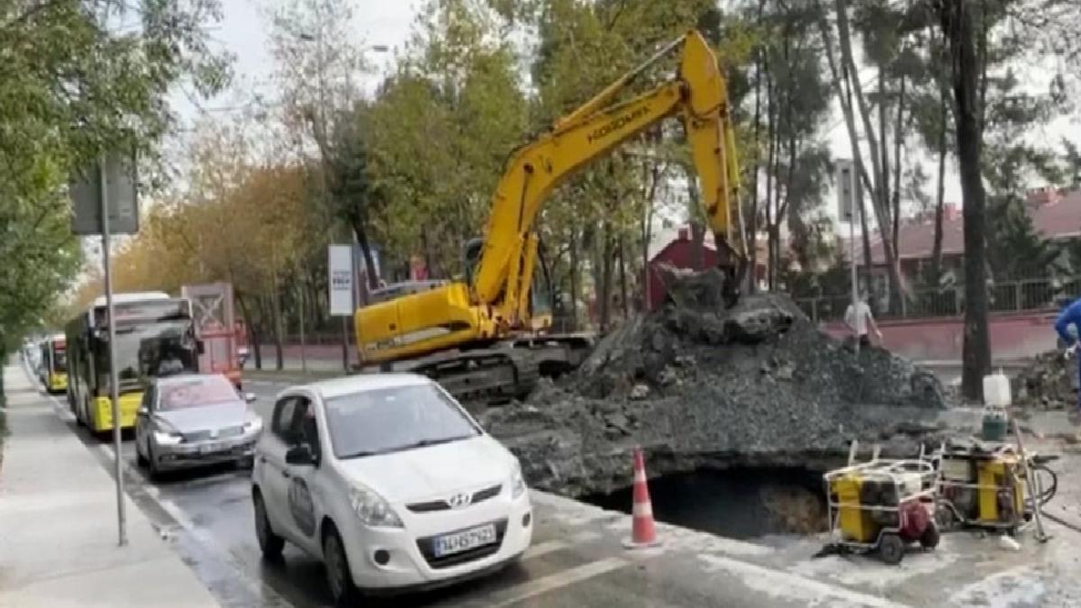 İstanbul trafiği patlayan su borusu nedeniyle kilitlendi