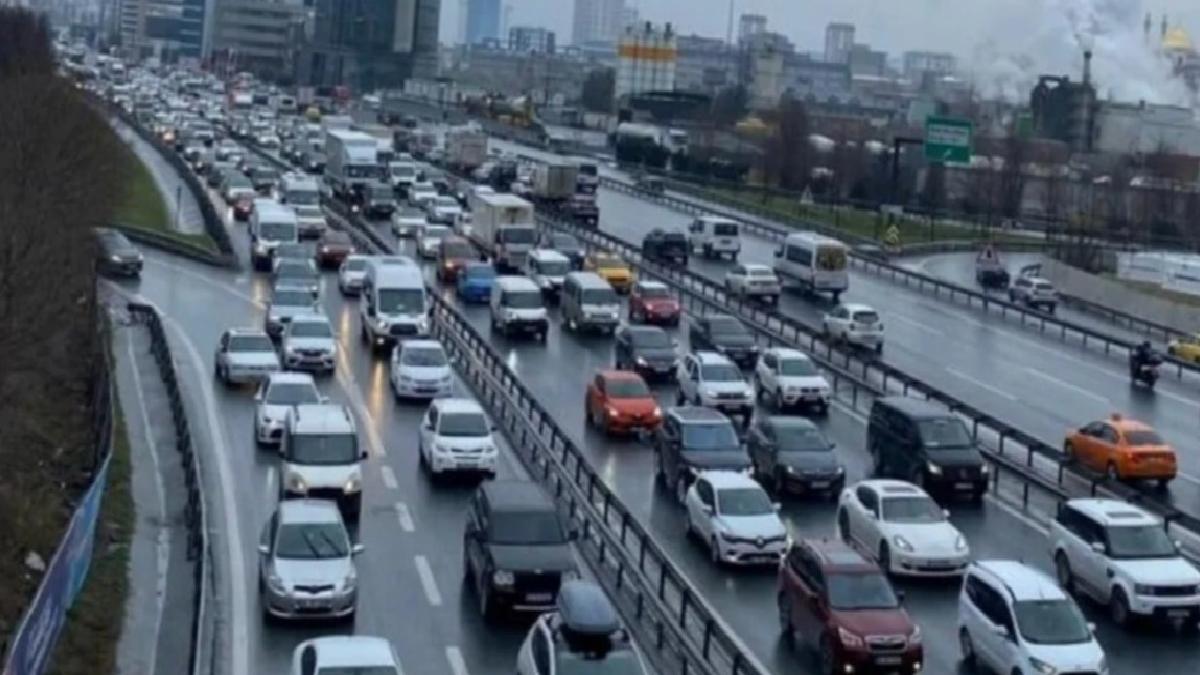 İstanbul'da trafik yoğunluğu! Vatandaşlar zor anlar yaşadı