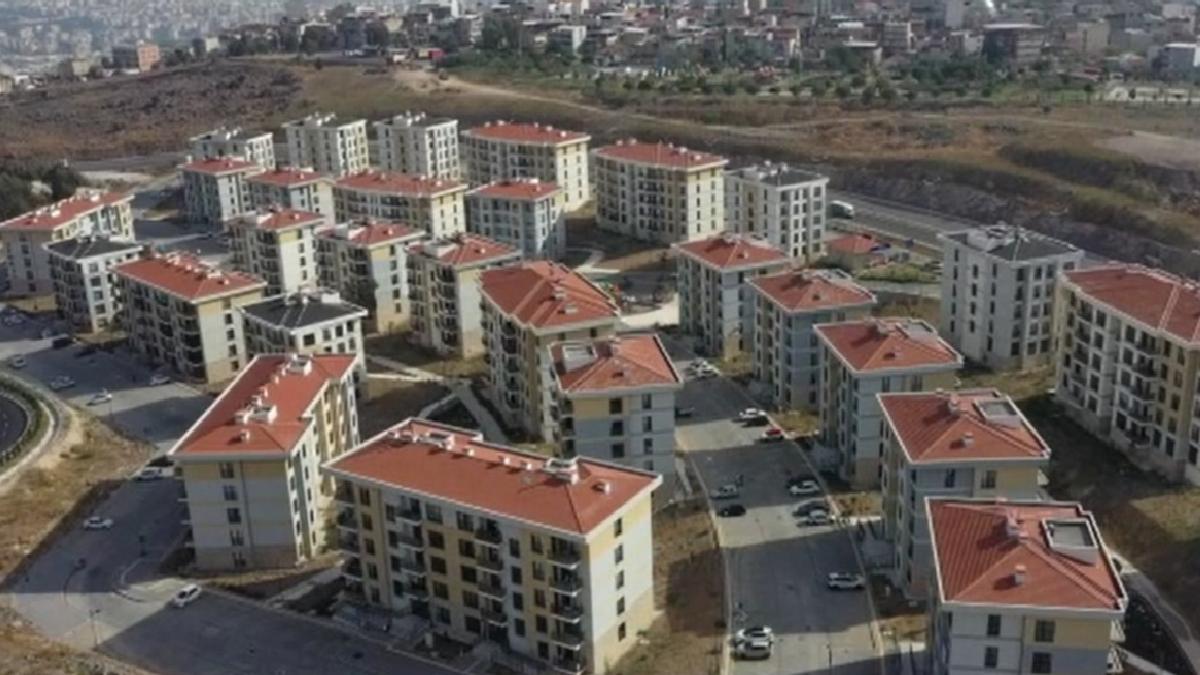 İzmirli depremzedelere 3 bin 887 konut daha teslim edildi