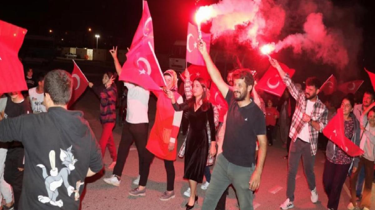 Kahramanmaraş'taki konteyner kentte Cumhuriyet korteji
