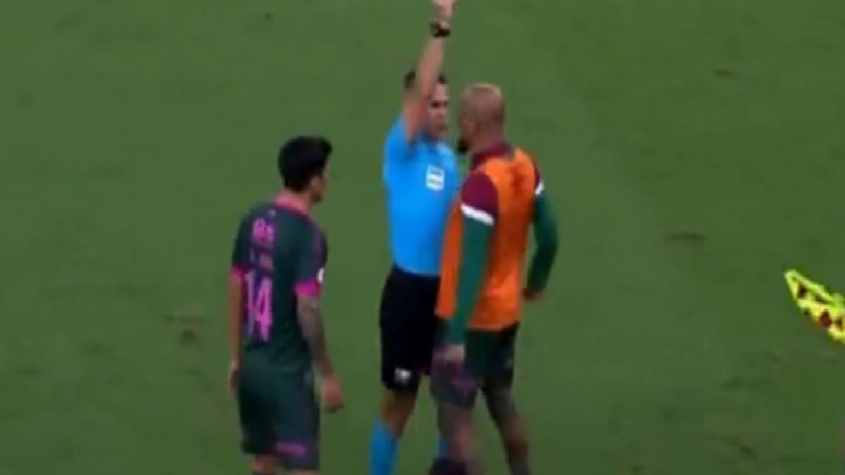 Kırmızı kart gören Felipe Melo, hakemin üzerine yürüdü