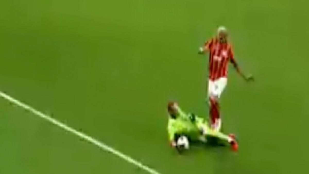 Mert Günok'un gördüğü kırmızı kart doğru mu, IFAB ne diyor? İşte cevabı