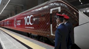 100. yıla özel giydirme görseliyle kaplanan YHT ilk seferine Ankara'dan başladı