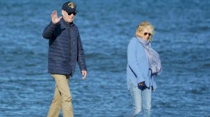 ABD Başkanı Biden, eşiyle plajda yürüdü