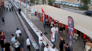 Adana'da 100. yıl kutlamaları! 100 metre boru kebap yapıldı: 120 kilogram kömür kullanıldı...