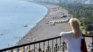 Antalya'yı sıcaklar terk etmedi! Sahillerde yoğunluk sürüyor...