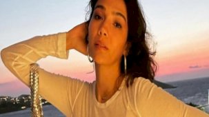 Aybüke Pusat'tan mini elbiseli pozlar! 